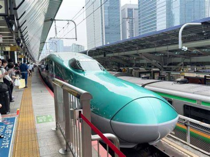 東京駅と博多駅を結ぶ新幹線イメージ